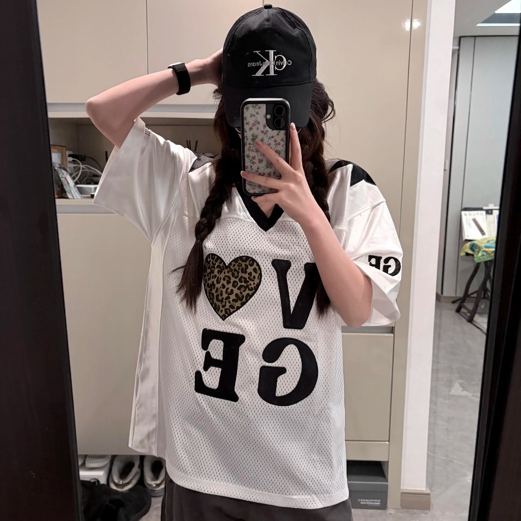 เสื้อยืดแขนสั้นลายเสือดาวรูปหัวใจสไตล์เรโทรอเมริกันสำหรับผู้หญิง สไตล์สปอร์ตฤดูร้อน ดีไซน์ไม่ซ้ำใคร เสื้อคอวีอเนกประสงค์