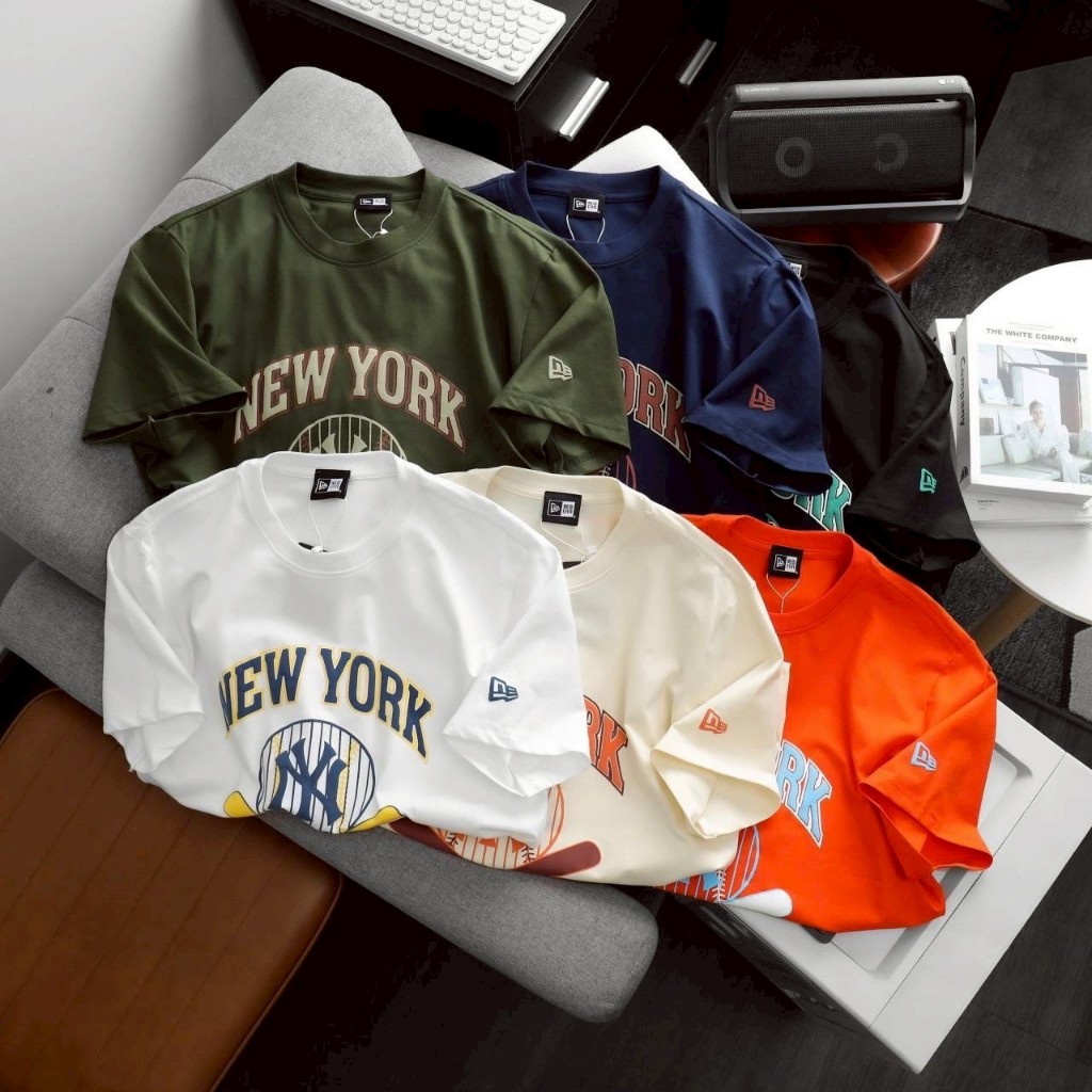 เสื้อยืด NEW ERA คอกลมแขนสั้นแต่งดีเทลเรียบๆด้านหน้าสกรีนโลโก้-NEW YORK BRONX BOMBERS 1903 เนื้อผ้า COTTON ราคา ถูกที่สุด ดีลบีเคเค