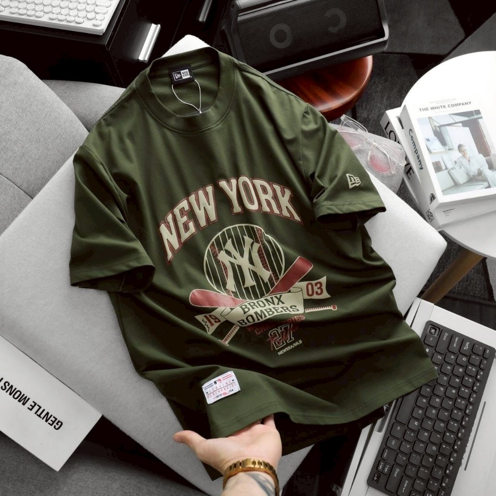 เสื้อยืด NEW ERA คอกลมแขนสั้นแต่งดีเทลเรียบๆด้านหน้าสกรีนโลโก้-NEW YORK BRONX BOMBERS 1903 เนื้อผ้า COTTON ราคา ถูกที่สุด ดีลบีเคเค แกลเลอรีภาพที่ 7