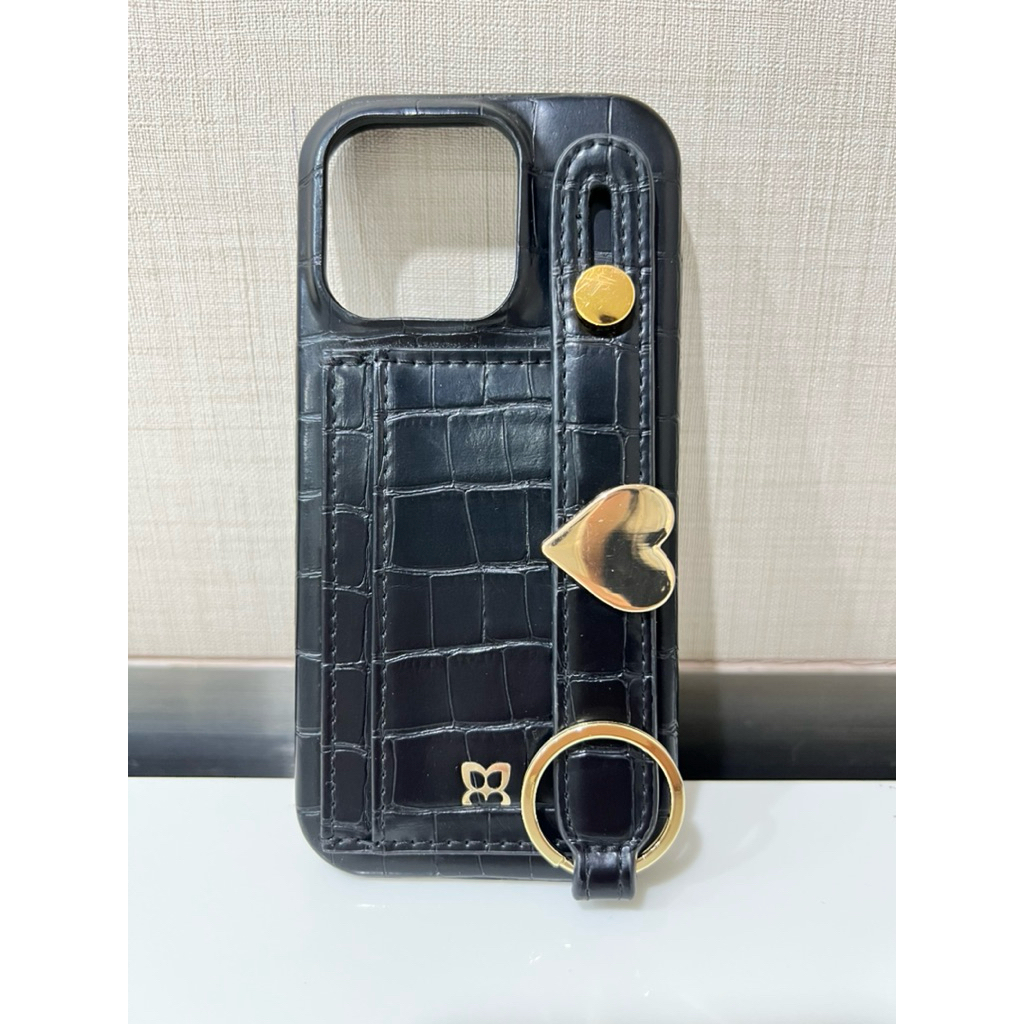 ส่งต่อ iphone 16 pro เท่านั้น‼️ เคส muse on the move สีดำ แถม alphabet (หัวใจ) มีร่องรอยการใช้งาน ดู