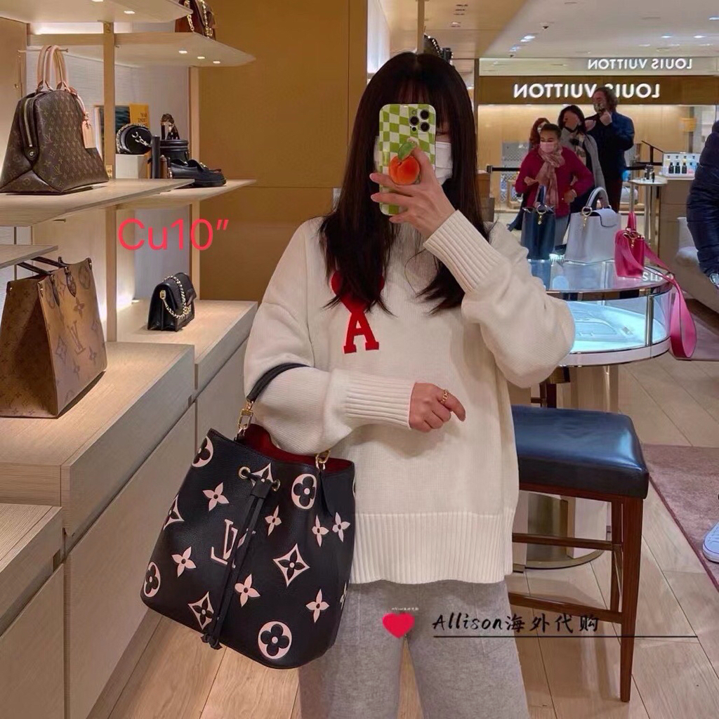 กระเป๋าถือสะพายไหล่ผู้หญิง  ตรงปกตามรูป ขนาด 10 นิ้ว งานเกรด : Top mirror งานสวยใช้งานสะดวก
