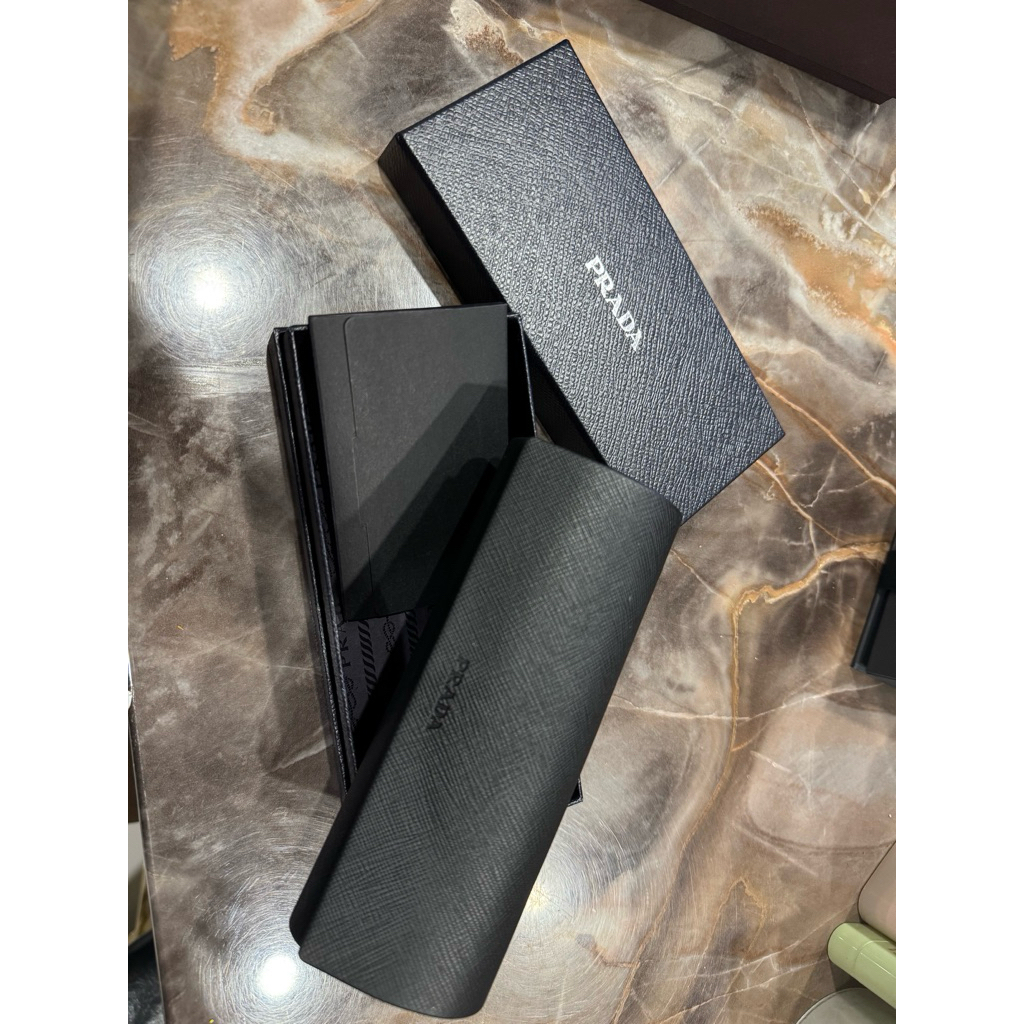 กล่องแว่นตา prada ของแท้ อุปกรณ์ครบ