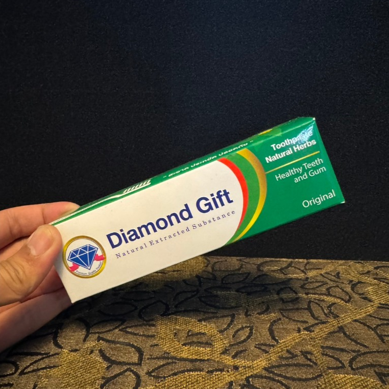 ยาสีฟันสมุนไพรหอม 1 กล่องละ 100 กรัม Diamond Gift สูตรเข้มข้นอ่อนโยน ต่อฟันและเหงือก หอมเย็น สดชื่น