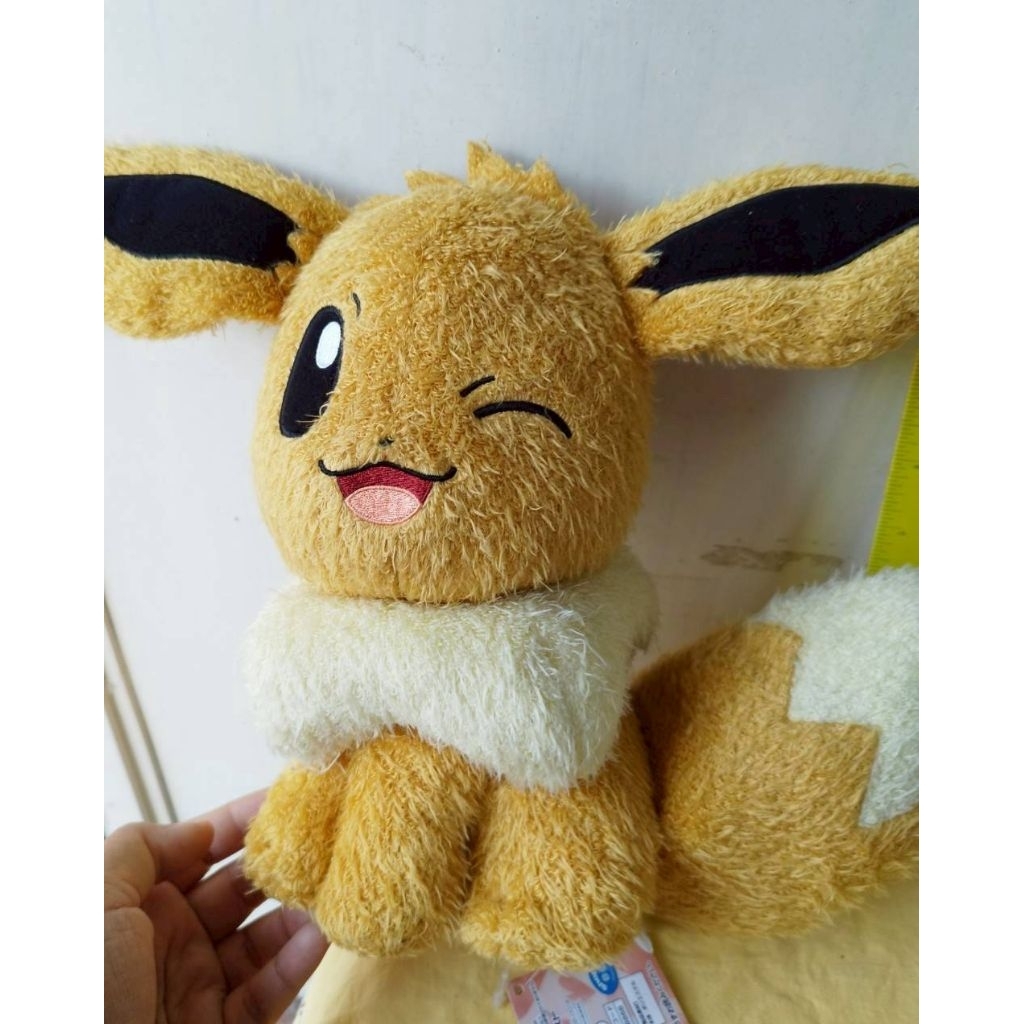 ตุ๊กตาอีวุย (Eevee) Banpresto ในชุด Pokemon Eevee Sentret ทำจากผ้าตุ๊กตานุ่ม : ได้รับลิขสิทธิ์อย่างเ