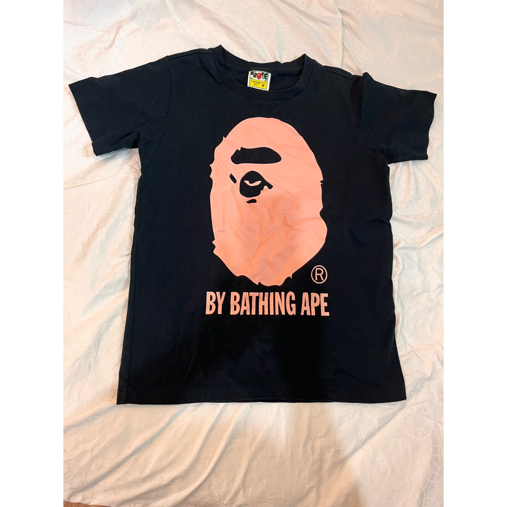 bape แท้ ผู้หญิงใส่ ขนาด XS มือสอง สภาพเหมือนใหม่ ซักไปครั้งเดียว ป้ายแข็ง