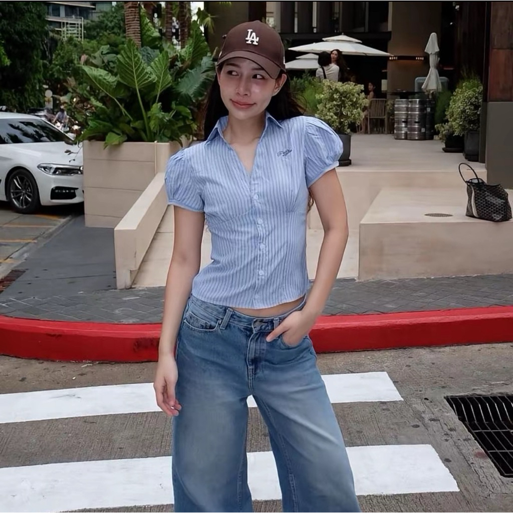 ส่งต่อ‼️Miamii Shirt เสื้อเชิ้ตคอปก กระดุมหน้า ลายริ้ว มือ2 ( ริ้วฟ้ากลาง : ไซส์ S )
