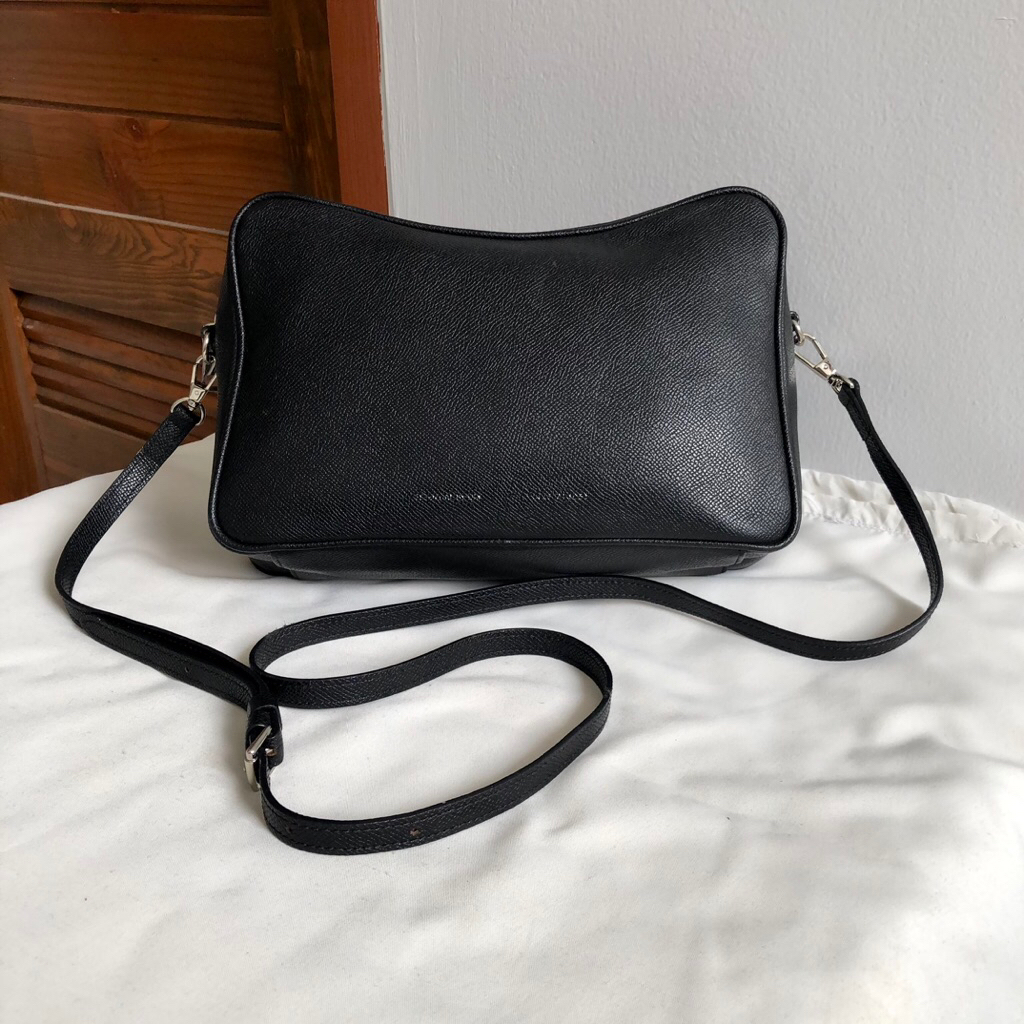 um newyork essentials Crossbody Bag กระเป๋ามือสองแท้ 💯