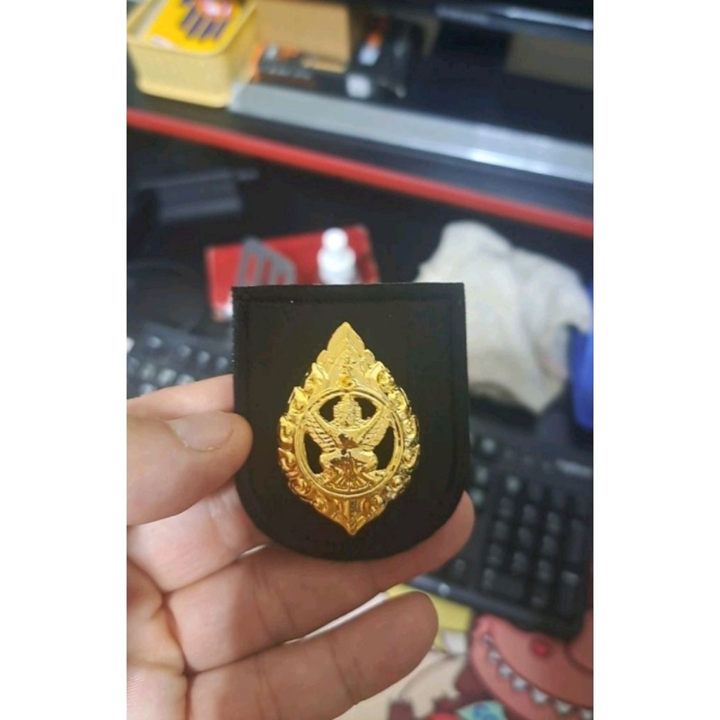 หน้าหมวกตราครุฑ (งานเข็มกลัดติดตีนตุ๊กแก)