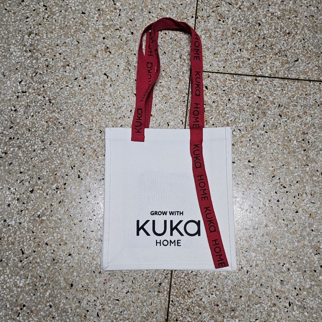 kuka home bag กระเป๋าผ้า สีขาว สายแดง มีสายห้อย เก๋ๆ ขนาดไม่ใหญ่มาก
