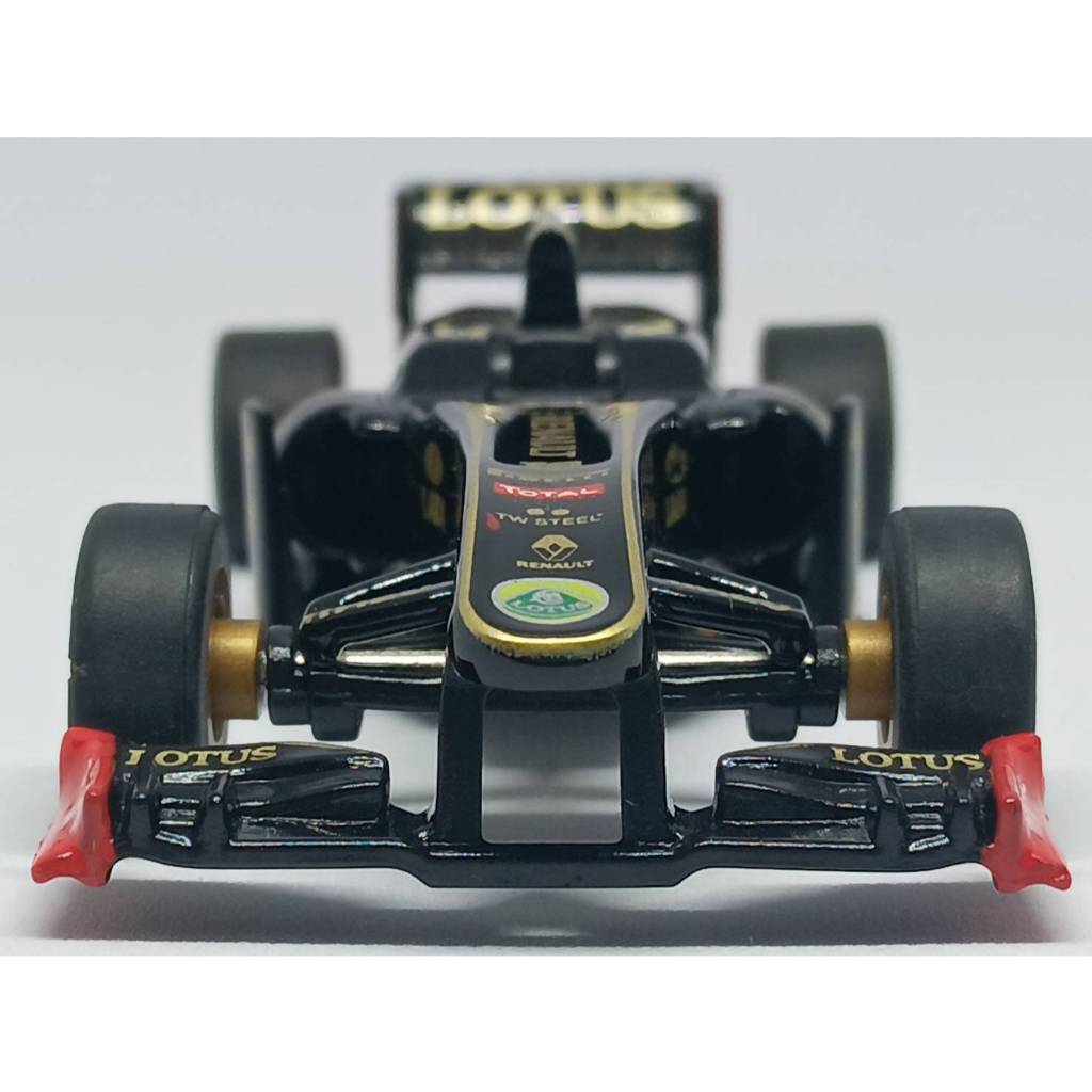 โมเดลรถ SUNTORY BOSS Formula One Lotus Renault GP R31 NO.10 Vitaly Petrov Pullback car Scale 1:50 IN