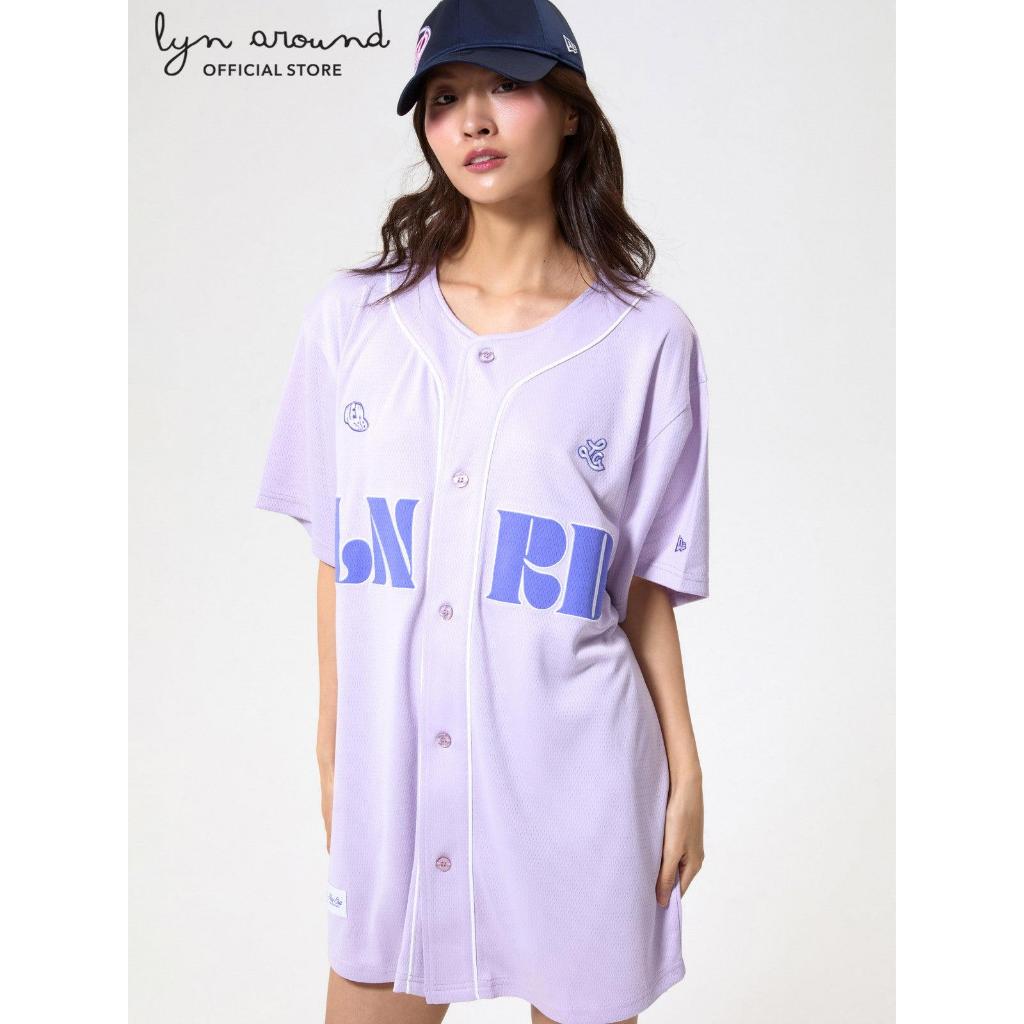 Lyn around - เสื้อเบสบอลปักโลโก้ คอลเลกชัน LA x New Era (A26CGWA209)