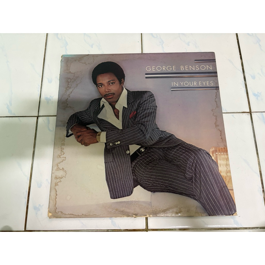 แผ่นเสียง : GEORGE BENSON - IN YOUR EYES.