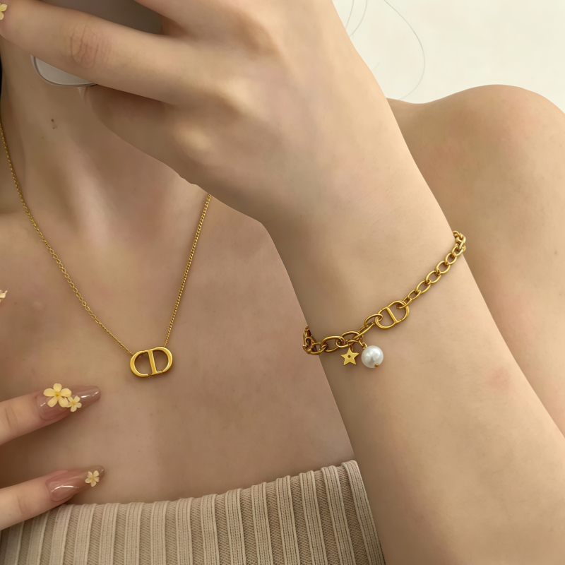 ชุดสร้อยคอและกำไลข้อมือสแตนเลสไทเทเนียม ลายตัวอักษร CD ไม่ลอกไม่ซีดสี สวยคลาสสิก ของขวัญมอบให้คนพิเศษได้เลย