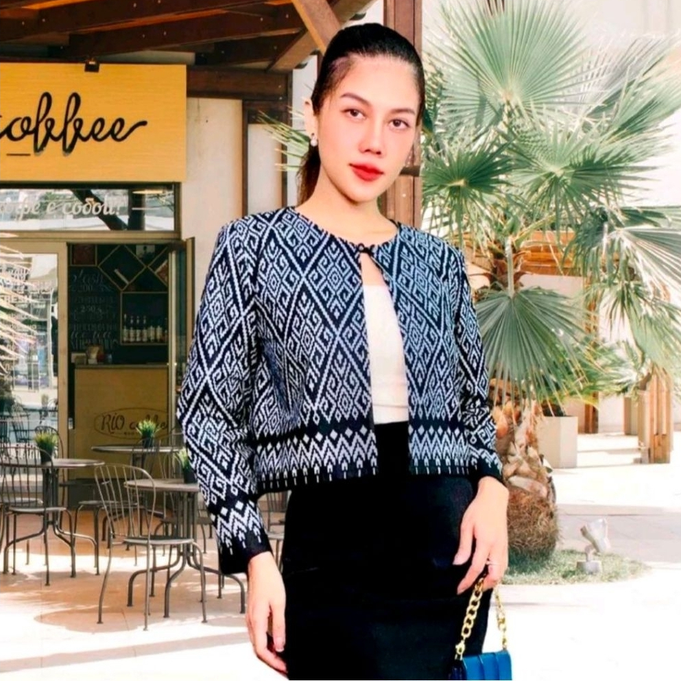 เสื้อคลุมผ้าลายไทย ผ้าฝ้ายพิมพ์ลาย ไม่อัดกาว แขนยาว คอกลม มีกระดุม 2 เม็ดที่คอเสื้อ นุ่ม ใส่สบาย