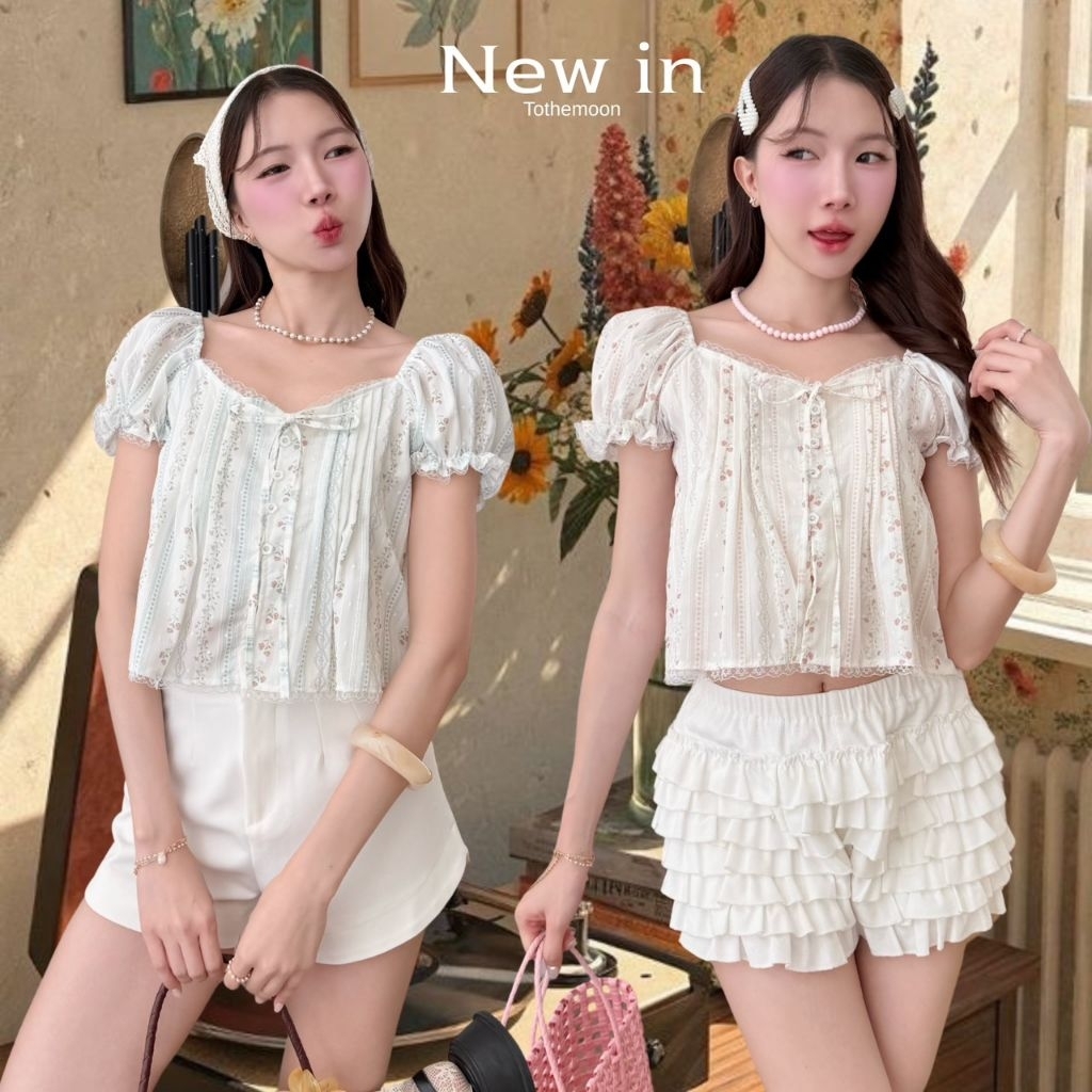 Snow  : เสื้อแขนตุ๊กตาคอเหลี่ยม กระดุมดอกไม้ แต่งขอบลูกไม้ ผูกโบว์อก