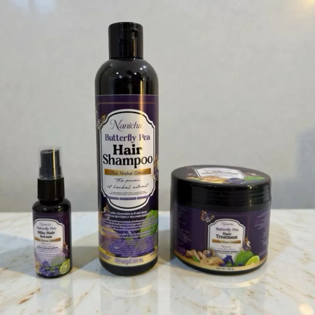 (ณนิชา)แชมพูสมุนไพรดอกอัญชันสูตรพิเศษ1ชุด3ชิ้น(แชมพู300ml+ทรีสเม้น300ml+เซรั่มอัญชัน30ml