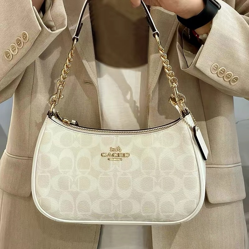 กระเป๋าสะพายข้าง  ดีไซน์ทันสมัย รุ่น CA548-Teri Shoulder Bag In Signature Canvas