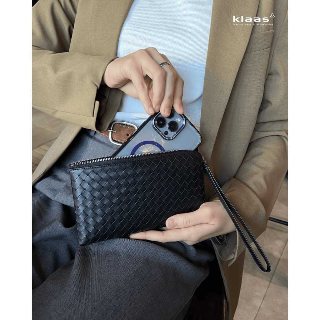 13-352 wrist bag intrecciato กระเป๋าคล้องมือสานหนังแท้ ใส่มือถือได้ กระเป๋าสตางค์สานหนังแท้ แบรนด์ klaas ของแท้