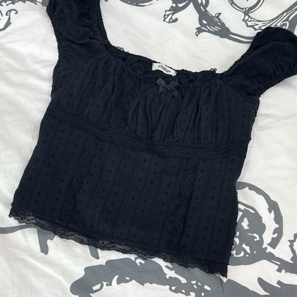 ส่งต่อ CHUNYU เสื้อผ้ามือสอง ผ้าฝาย secondahnd cotton pointelle black cami top really cute dark coqu