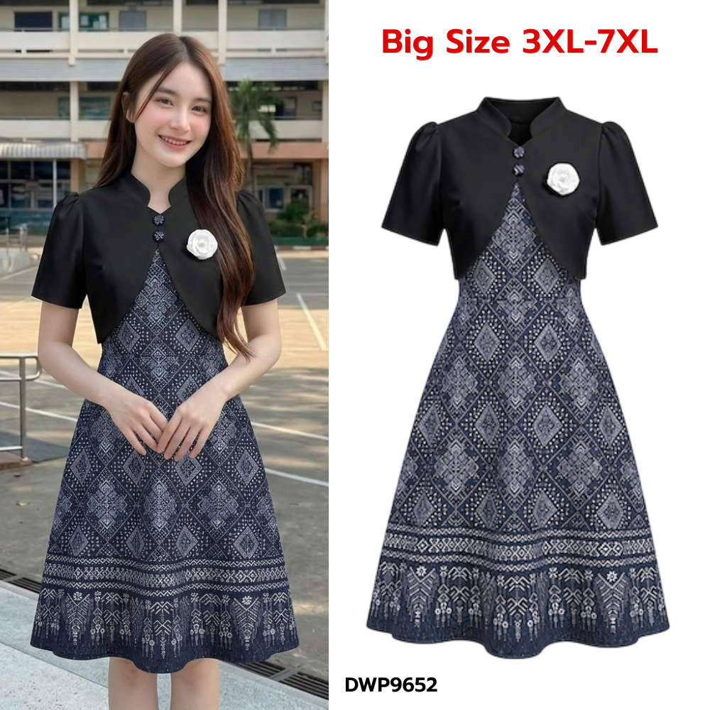 Big size : 3XL-7XL | เดรสคอจีนพิมพ์ลายไทย มีเข็มกลัดดอกไม้ช่วงอก กระโปรงบาน สีดำ P9652