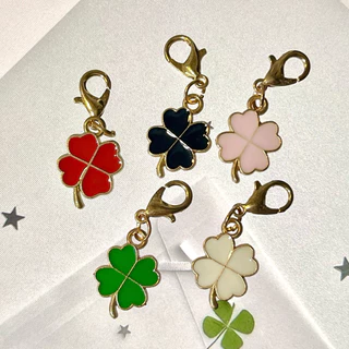 พร้อมส่ง 🍀จี้ใบโคลเวอร์พร้อมเเพ็คเกจ ของขวัญสื่อถึงความโชคดี🌟