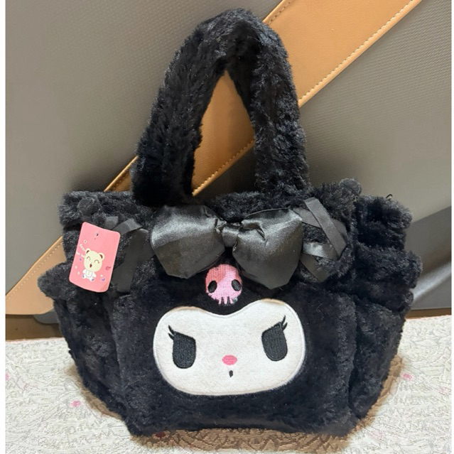 พร้อมส่ง 🇹🇭 กระเป๋าคุโรมิ กระเป๋ามายเมโลดี้ กระเป๋าถือ ขนนุ่ม มีที่ใส่ของด้านข้างและด้านหลัง ขนาด 30*23*9 ซม. ของใหม่