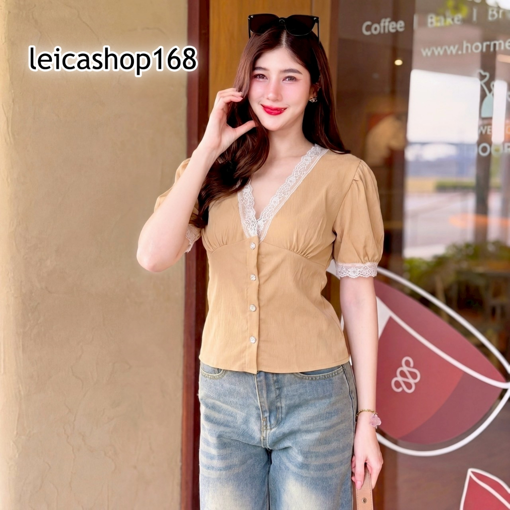 สินค้าพร้อมส่ง เสื้อแฟชั่น ผ้าครัช คอวีแขนตุ๊กตาแต่งลูกไม้ แต่งจีบอกกระดุมเพชรหน้าสม็อคหลัง ใส่แมท สายคาเฟ่ ใส่ทำงาน