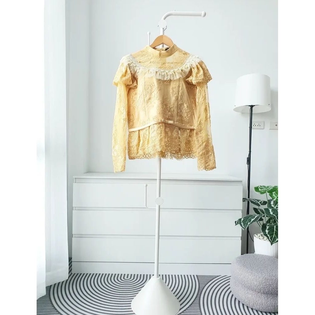 เสื้อ Carisa siam lace top (รบกวนอ่านรายละเอียดสินค้าและตัดสินใจก่อนสั่งซื้อ สั่งแล้วห้ามยกเลิกและพร