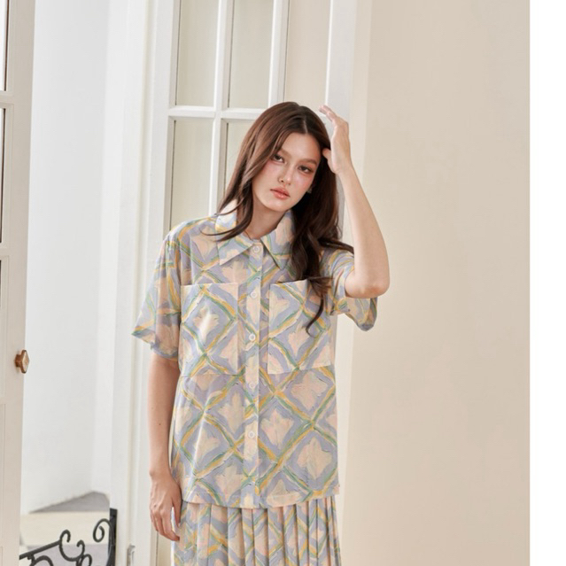 Aunchadabrand - Falling shirt เสื้อเชิ้ตชีฟองแขนสั้นพิมพ์ลาย เสื้อลายดอก
