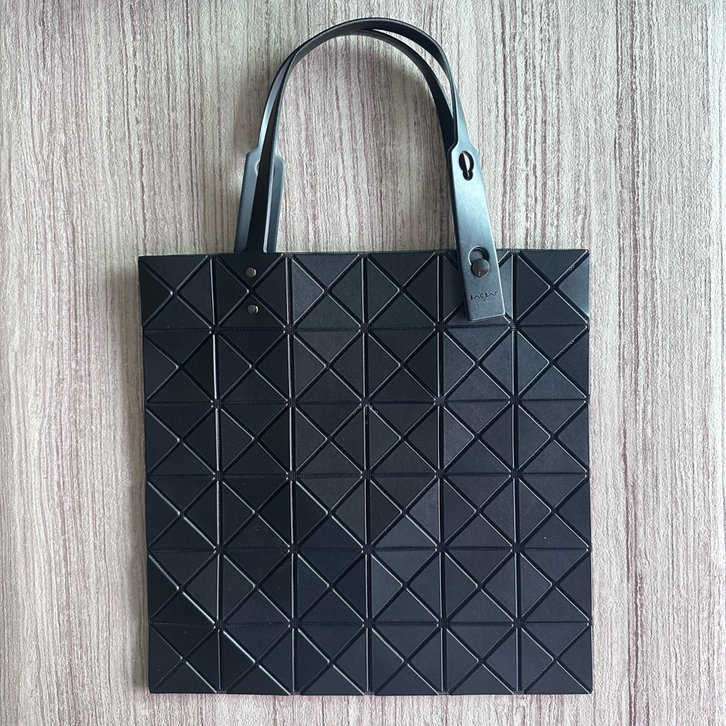 Used BAO BAO ISSEY MIYAKE LUCENT MATTE Tote กระเป๋ามือสอง สีดำ ขนาด 6x6
