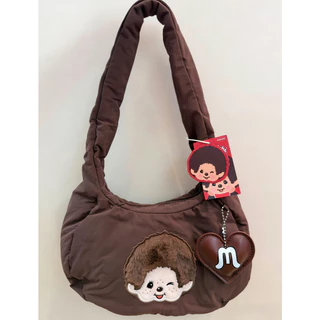 🌈 พร้อมส่งค่ะ! MINISO x Monchhichi กระเป๋าสะพายไหล่ทรงโฮโบ สีแดง/น้ำตาล ลายม่อนชิชิ น่ารักมาก