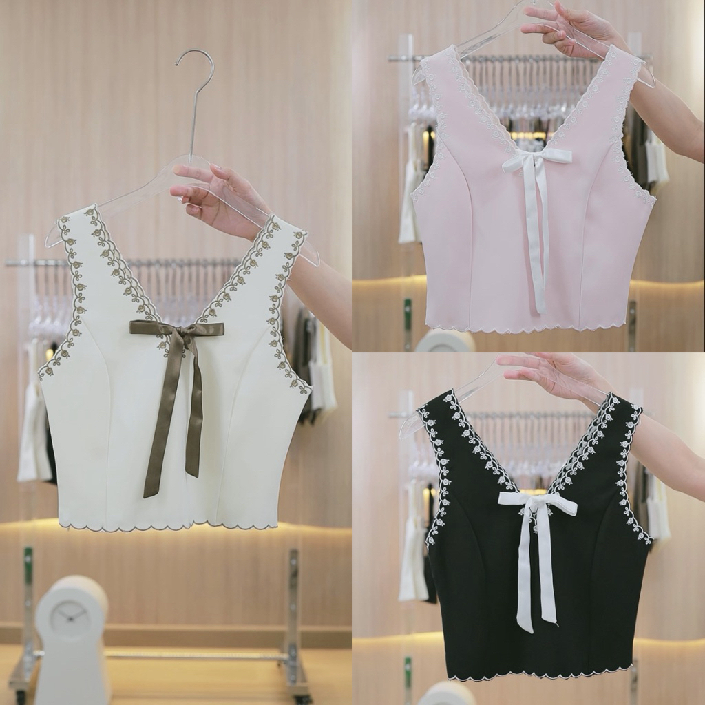 BLOOM TOP (เฉพาะเสื้อ) เสื้อแขนกุดทรงคอวีแต่งปักลายลูกไม้และโบว์ผูกที่ด้านหน้า