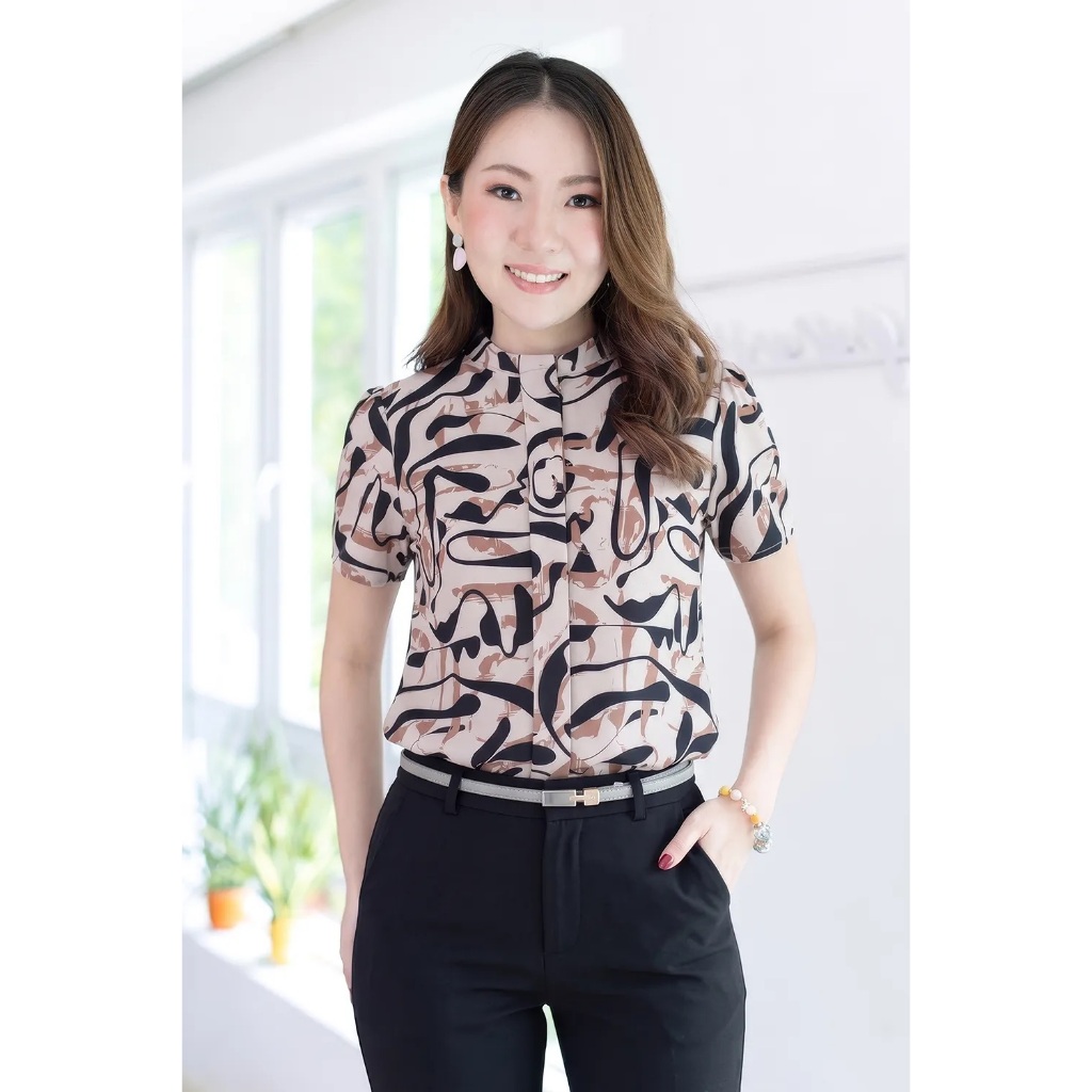Narinari : MT5239 Band Collar Placket Blouse - Graphic print collection เสื้อทำงานคอปิด ลายกราฟิก