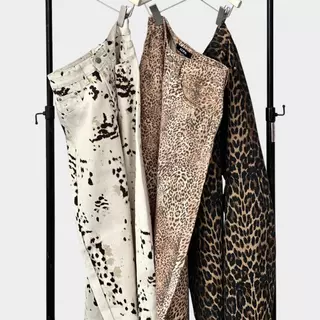 Atipashop - Leopard Muse Barrel Jeans (#A053) กางเกงยีนส์ขายาว ทรงมินิบาร์เรียล ดีเทลลายเสือ