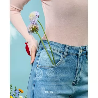 Paloy - PL6313 Camellia Jeans กางเกงยีนส์ขายาว ทรงกระบอก พิมพ์ลายดอกคาร์มิเลีย ผ้ายืดใส่สบาย (Camellia Days)
