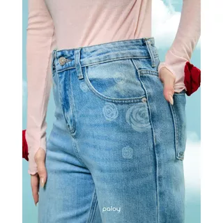 Paloy - PL6313 Camellia Jeans กางเกงยีนส์ขายาว ทรงกระบอก พิมพ์ลายดอกคาร์มิเลีย ผ้ายืดใส่สบาย (Camellia Days)