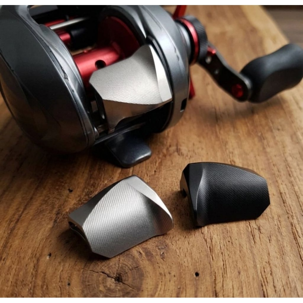แป้นกดแต่งรอก SHIMANO วัสดุอลูมิเนียม สามารถติดตั้งได้หลายรุ่น  กรุณาดูชื่อรุ่นด้านล่างก่อนสั่งซื้อ