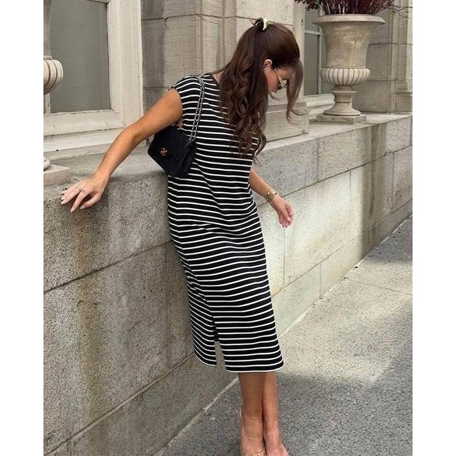 88 OUTLET📍REITMANS   Extended-Sleeve Crew-Neck Midi Dress รุ่นนี้ออกแบบเรียบง่าย  ด้วยผ้าถักเฟรนช์รี่เนื้อนุ่ม