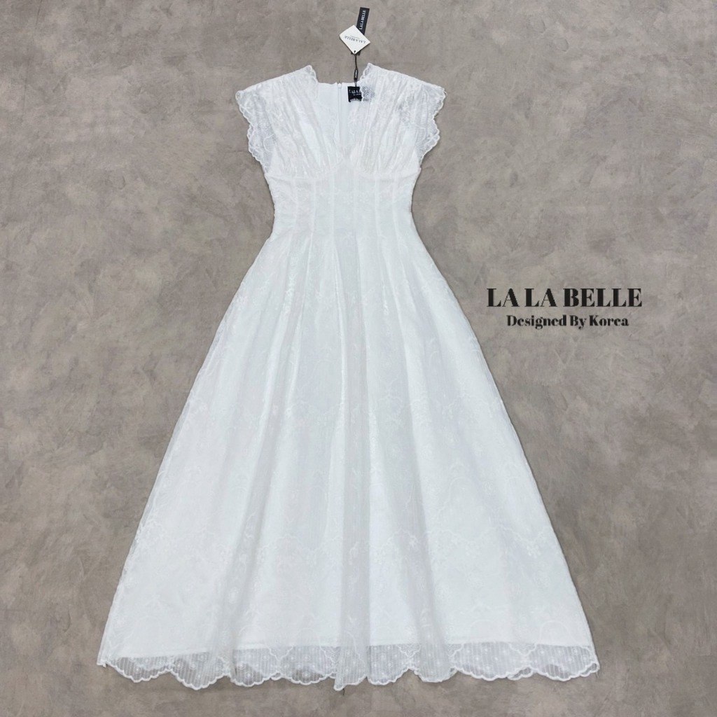 LA LA BELLE - เดรสคอวีแขนล้ำ ลูกไม้ปักทั้งชุด