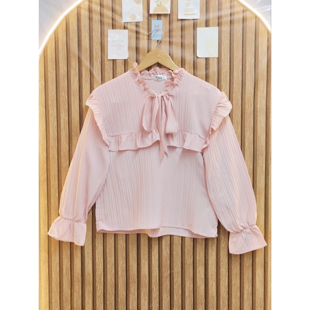 เสื้อป้าย Prince Premium สีชมพูนม แต่งระบาย แขนพองๆ (มือ 1)ปกติขาย 239 บาท โล๊ะเคลียร์สต็อคนำมาเซลล์ราคาเบาๆ