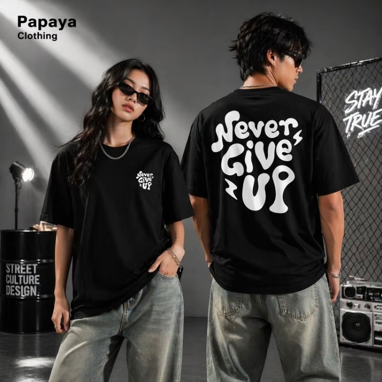 (จัดส่งตลอด 24 ชั่วโมง) เสื้อยืด Oversize เสื้อยืดสีดำลายตัวหนังสือเท่ๆ คำว่า Never Give Up ดีไซน์แนวสตรีท