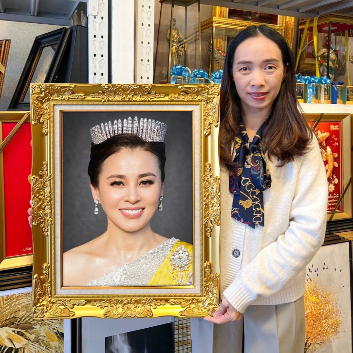 กรอบรูปหลุยซ์ทอง พรีเมี่ยม ขนาด 16x20 นิ้ว รูปพระพันปีหลวง ราชินี ร.9 ทำจากทองคำ
