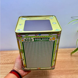 กระปุกออมสิน (ปี๊บแบบทึบหน้าต่างบน) ขนาด 17x23 cm พร้อมตารางออม สติ๊กเกอร์ ปากกา ซองกันชื้น