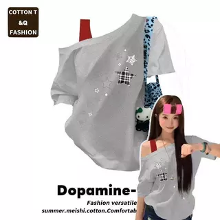 COD-เสื้อยืดไหล่เอียงผู้หญิง 2026 ฤดูร้อน ลายพิมพ์นิช ทรงหลวม จับคู่ชุดง่าย-ไหล่เอียงเปิดไหล่-ลุคเทรนด์ฮิต-สียอดนิยม หลา