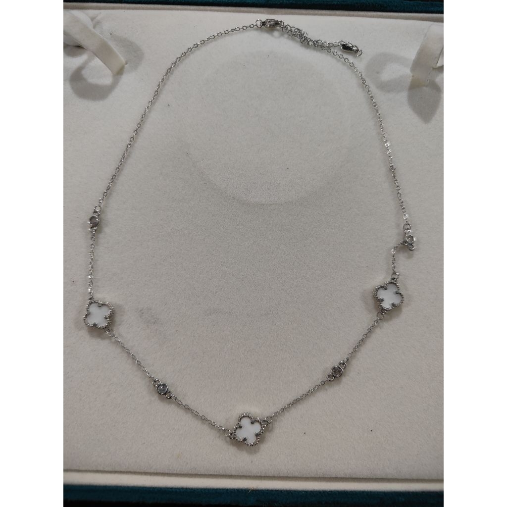 Cavera JEWELRY สร้อยคอโซ่หรูหราโคลเวอร์แบบกลวงของขวัญสำหรับงานเลี้ยงสีเงินดอกโคลเวอร์เครื่องประดับเค
