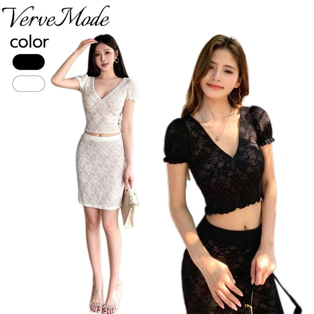 VerveMode.🍓 จัดส่งในประเทศไทย🍓ชุดสูทลำลองสีขาวสำหรับผู้หญิง: เสื้อยืดแต่งลูกไม้และกระโปรงเอวต่ำ (ชุดสองชิ้น)