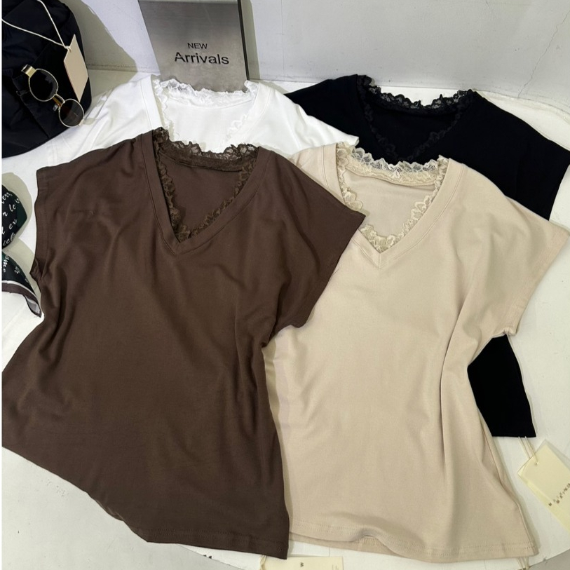 B617  เสื้อคอวีแต่งลูกไม้ ดีเทลเรียบหรู ใส่ง่ายแต่ดูมีระดับสุดๆ! ลุคนี้คือ “เรียบแต่เฉียบ”