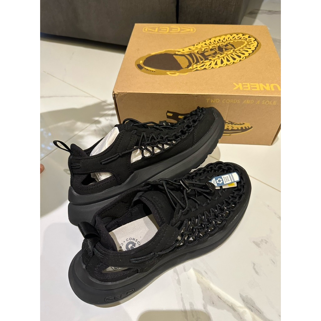 Keen รองเท้ารัดส้น รุ่น UNEEK WK (BLACK/BLACK)