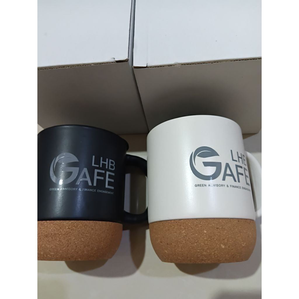 ถ้วยกาแฟของเเท้100%LHBANKชุดละ2ใบสีดำ+สีขาวของใหม่มือ1อยู่ในกล่องสวยงามเซรามิคอย่างดีเยี่ยม