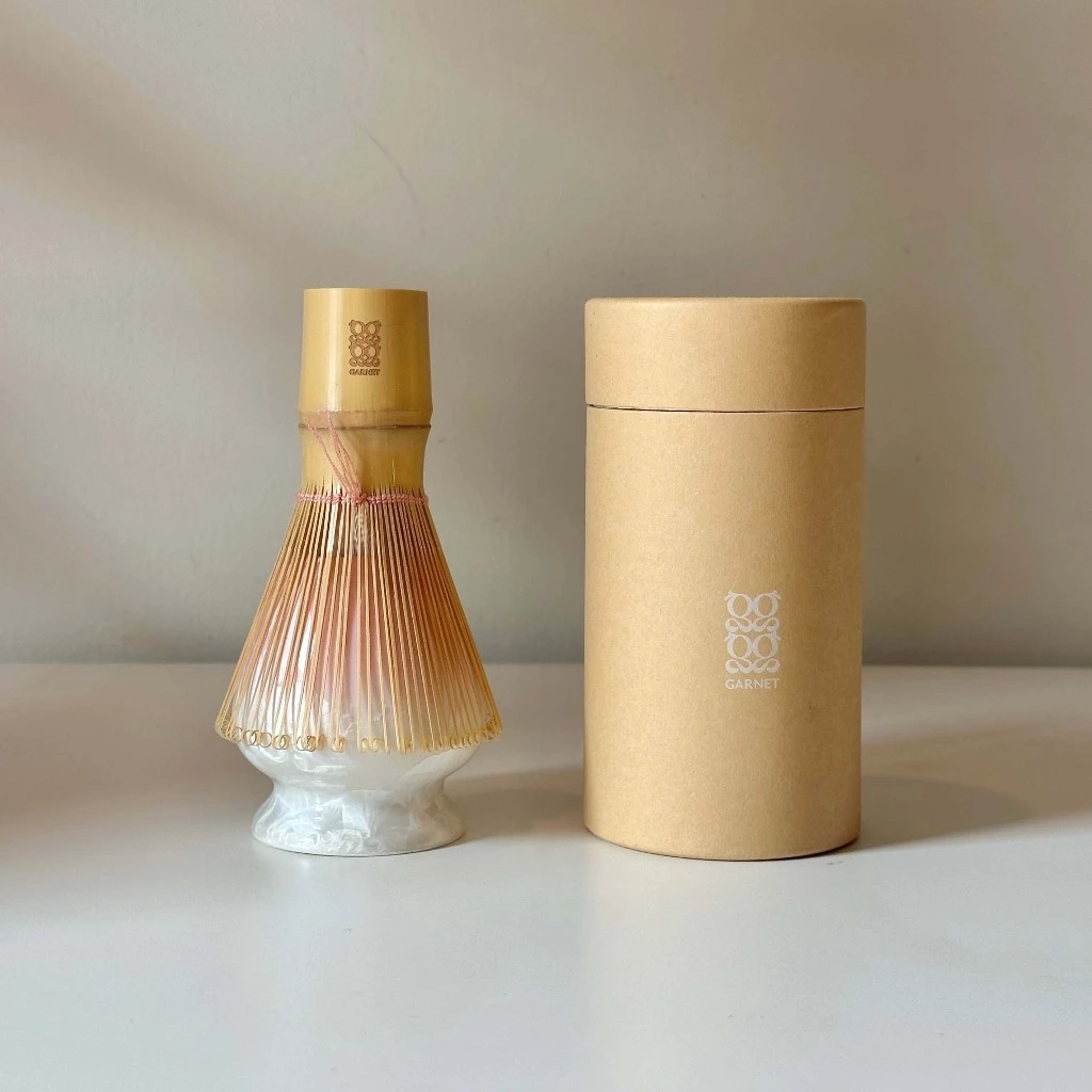 GARNET แปรงไม้ไผ่ชงมัทฉะ 100 ซี่ แต่งด้วยด้ายสีชมพู Bamboo Matcha Chasen 100-Tine with Pink Thread Detail